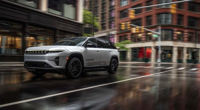 Ein silberner Jeep Wagoneer fährt durch die Straßen einer Stadt